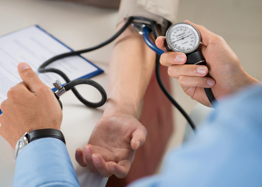 Vysoký krevní tlak nebolí, ale souvisí s řadou vážných onemocnění